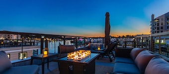 Luxe Houseboat Steps From The Beach