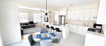 Two Adjacent Modern Homes in West Niagara Sleep 16