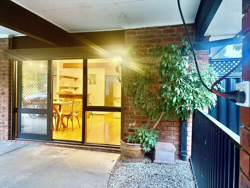 Cozy House 3BD/2BR in Mill Park
Directly across the road from shopping centre