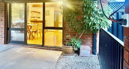 Cozy House 3BD/2BR in Mill Park
Directly across the road from shopping centre