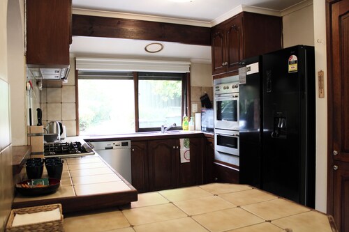 Cozy House 3BD/2BR in Mill Park
Directly across the road from shopping centre