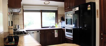 Cozy House 3BD/2BR in Mill Park
Directly across the road from shopping centre