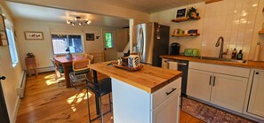 Een koelkast, een oven, een kookplaat, een vaatwasser