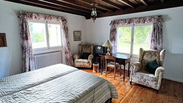 7 habitaciones, acceso a internet y ropa de cama