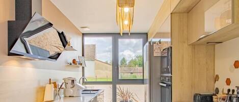 Mikrobølgeovn, ovn, oppvaskmaskin og høy barnestol