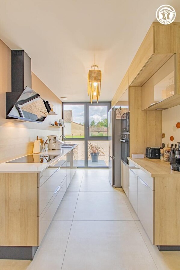 Microondas, horno, lavavajillas, silla alta para bebés