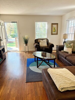 Smart TV, books - Walk to Piedmont Park, Townhouse Sleeps 6, Fire Pit , Parking (Atlanta)