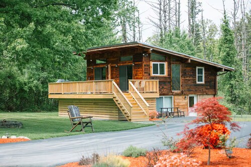 Umana's Cabin, cozy, comfy, 5+ acres of land
