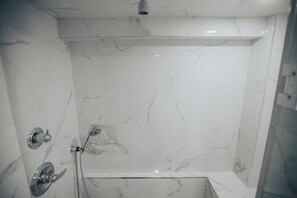 Shower, hair dryer, towels, soap - Umana's Cabin, cozy, comfy, 5+ acres of land (Saugerties)