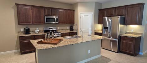 Frigorífico, microondas, horno y placa de cocina