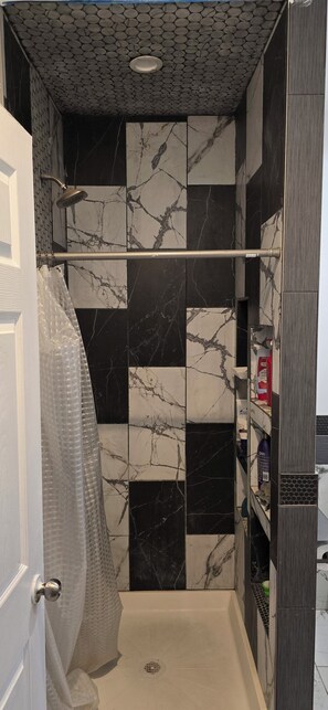 Haartrockner, Handtücher, Seife, Toilettenpapier