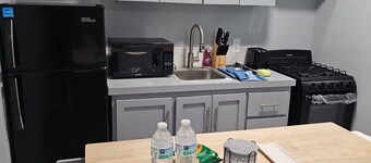 Queen's Court 1 Bedroom apartment with fully equipped kitchen - Unit 4