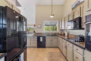 Refrigerador, parrilla de estufa, cafetera y tetera y tostadora 