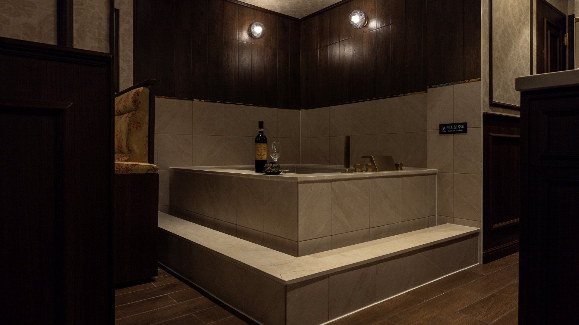 Businessman Spa Room (Quad, with Private Spa) | Roupas de cama premium, individualmente decorados