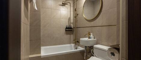 Une salle de bain moderne avec une baignoire, un lavabo et des toilettes.