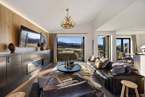 The Rose – Luxury Escape with Fireplace & Mountain Views