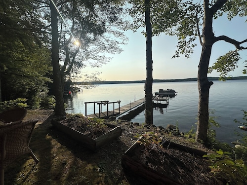Cozy lakefront cabin on Damariscotta Lake, relax & enjoy summer as it should be.