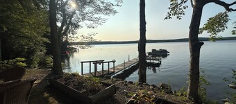 Cozy lakefront cabin on Damariscotta Lake, relax & enjoy summer as it should be.