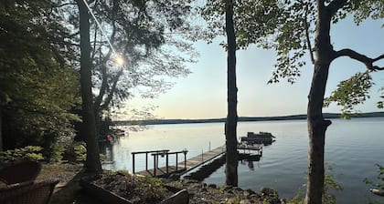 Cozy lakefront cabin on Damariscotta Lake, relax & enjoy summer as it should be.