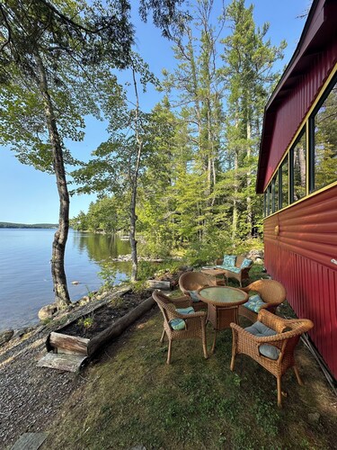 Cozy lakefront cabin on Damariscotta Lake, relax & enjoy summer as it should be.