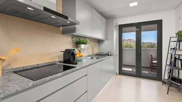 Coffee/tea maker, fridge, microwave, oven