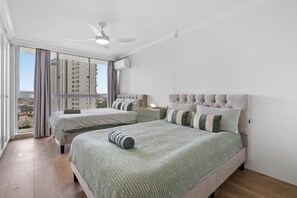 2 bedrooms, iron/ironing board, WiFi, bed sheets - Absolute Beach Front (Surfers Paradise)