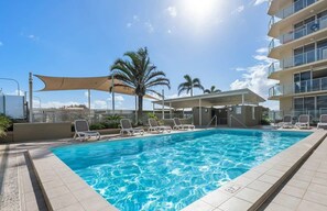 A heated pool - Absolute Beach Front (Surfers Paradise)