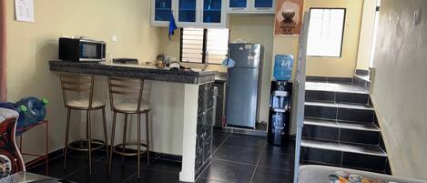 Kylskåp, mikrovågsugn, ugn och spishäll