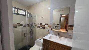 Handuk, sabun, sampo, dan tisu toilet