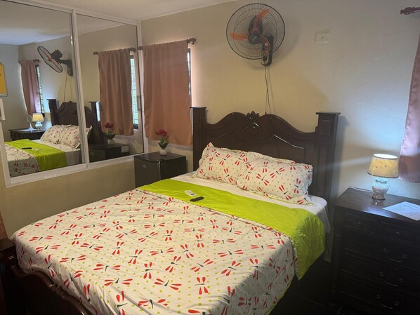 Schreibtisch, laptopgeeigneter Arbeitsplatz, kostenloses WLAN