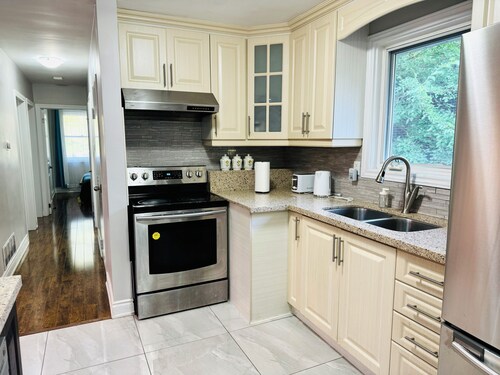 City Comfort Meets Nature – Walk to Lake & Trails