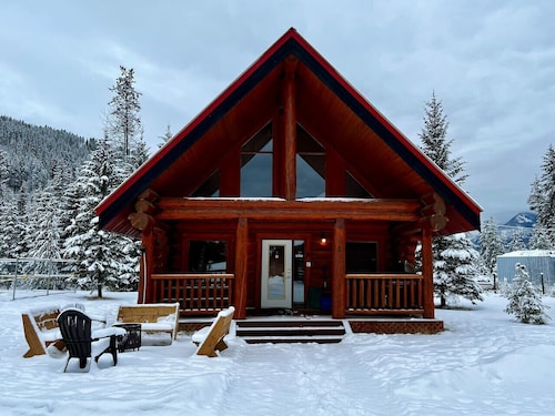 Golden Rustic Cabin Getaway|Loft & Mountain Views!