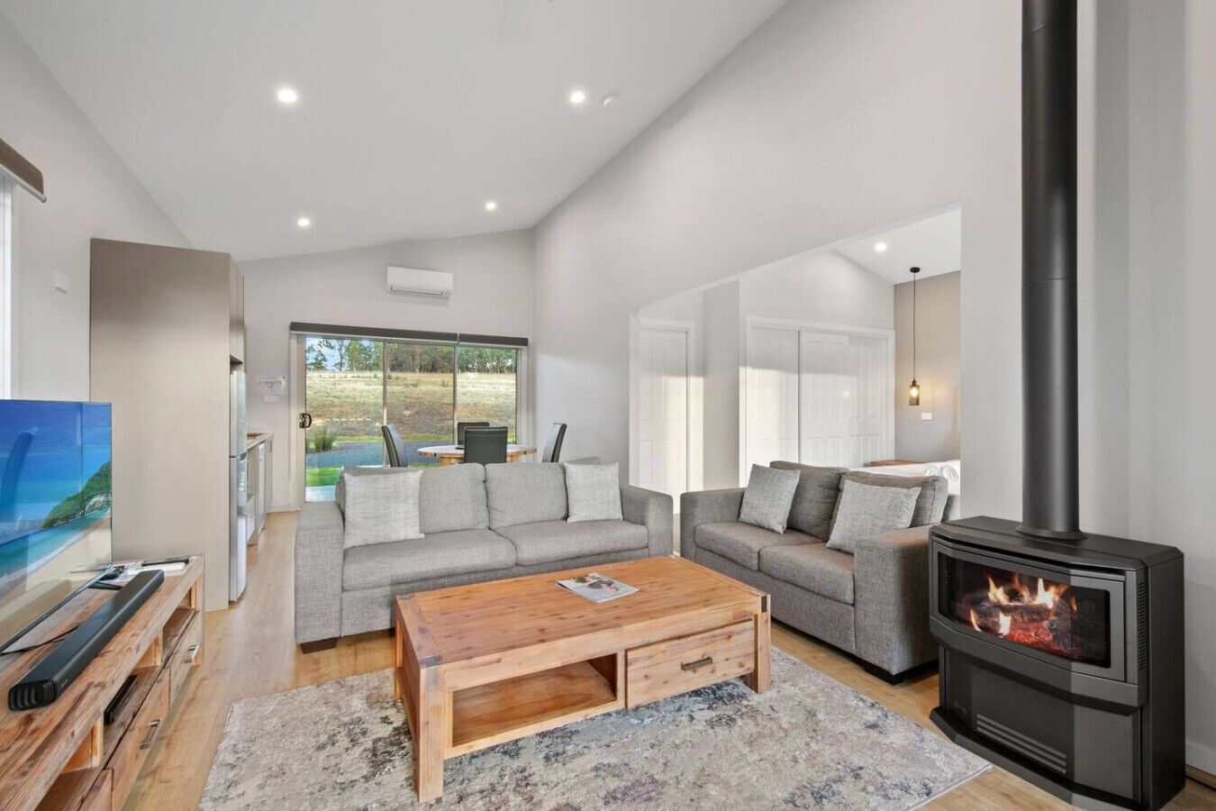 Televisión y chimenea 