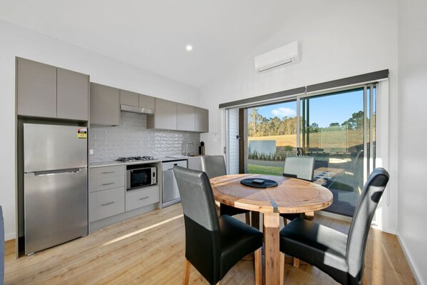 Fridge, microwave, stovetop, coffee/tea maker - The Semillon Villa at Molly Morgan Wines (Lovedale)