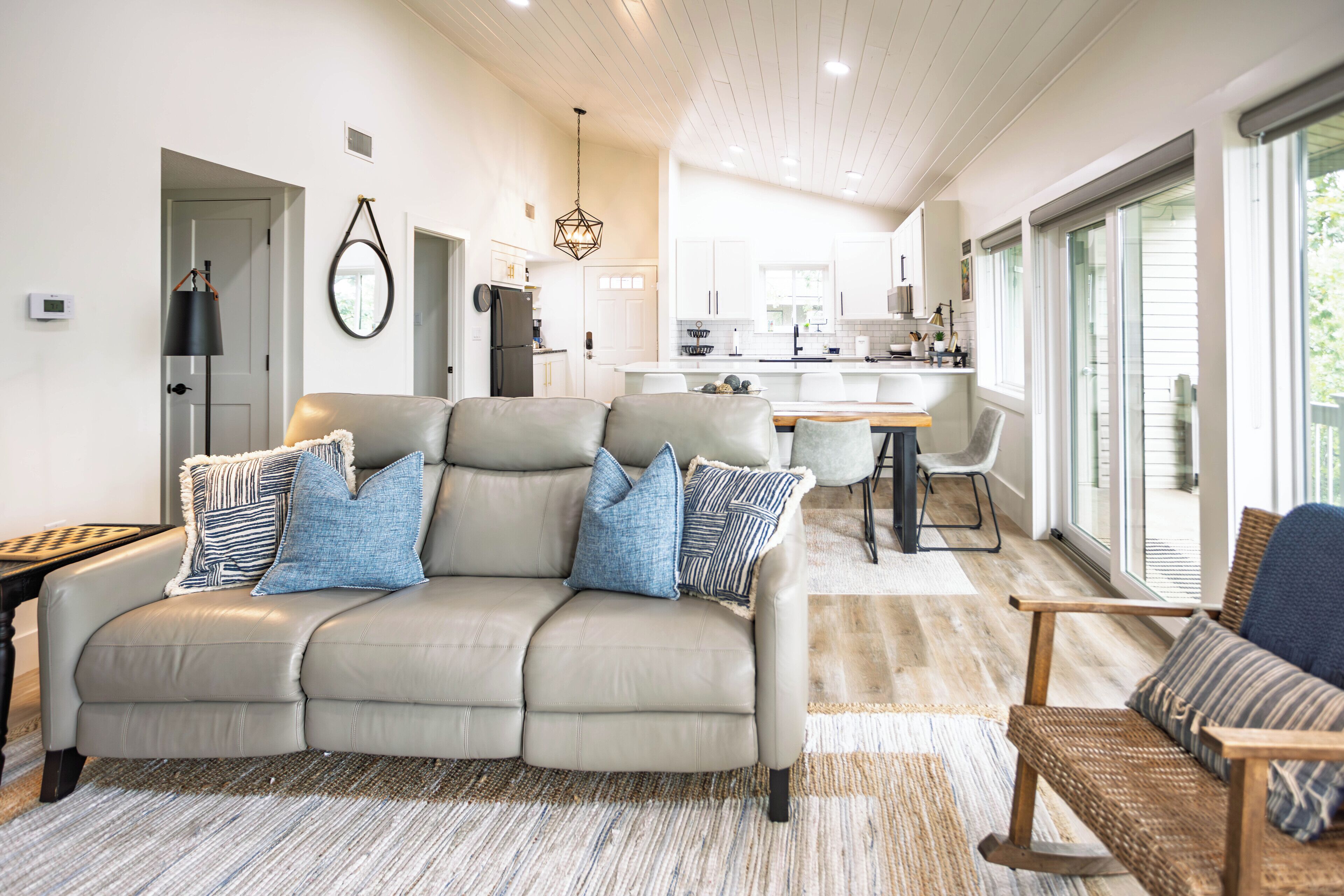 智能电视、壁炉、DVD 播放器、书