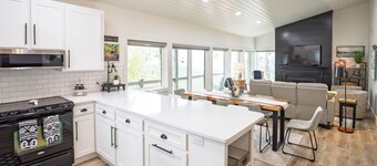 Cliffside Escape – Cozy 2BR/2BA Condo with Scenic Views