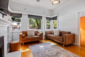 TV, fireplace - Hargreaves St • Group Holiday 8BR • Bendigo CBD (Bendigo)