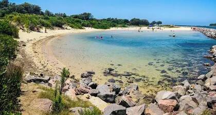 Barefoot At Blacksmiths - 4 Bedrooms + Playroom with sofa bed, Walk to Beach