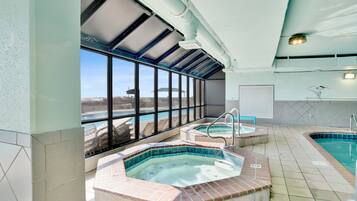 Alberca techada y alberca climatizada