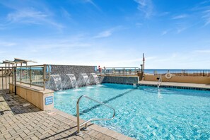 Una piscina cubierta, una piscina climatizada