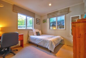 3 habitaciones, tabla de planchar con plancha, internet y ropa de cama 