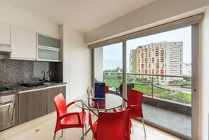 Refrigerador, microondas, horno y cafetera y tetera 