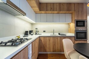 Refrigerador, microondas, cafetera y tetera y utensilios de cocina 