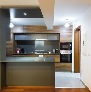 Fridge, microwave, coffee/tea maker, cookware/dishes/utensils - Geko | Meridian_ 3BR top location w/parking spot (San Isidro)