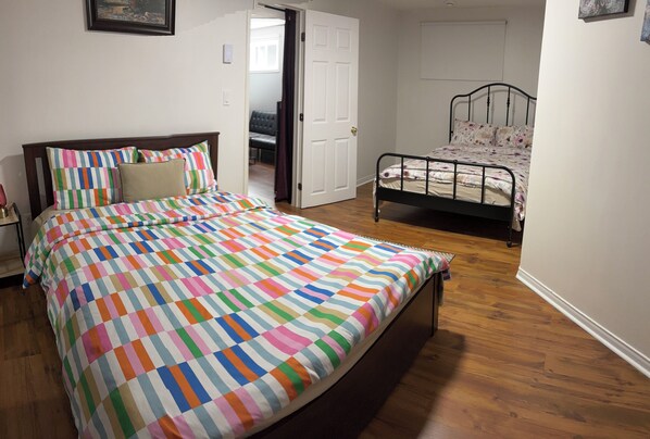 1 habitación, tabla de planchar con plancha, wifi y ropa de cama 