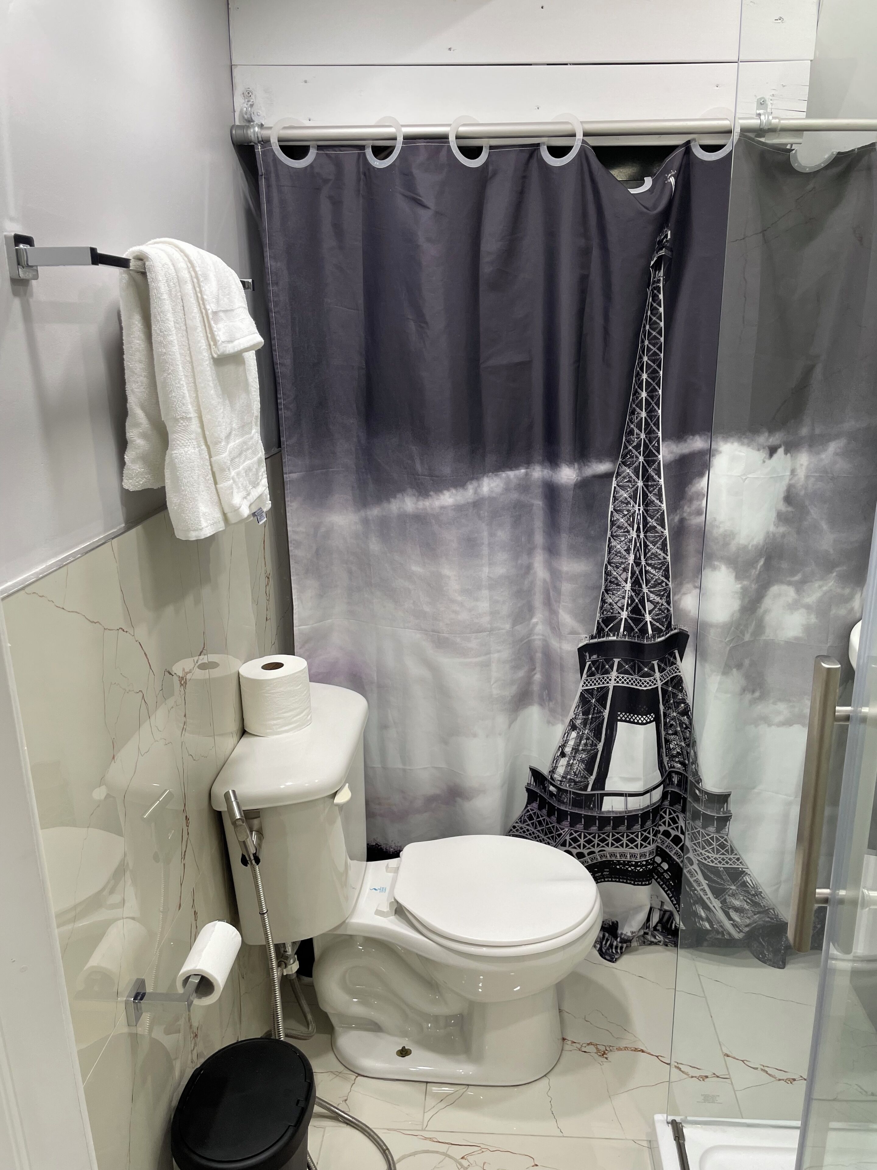 Hiustenkuivaaja, pyyhkeet, saippua, vessapaperi