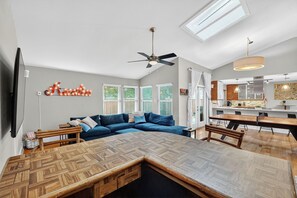 Smart TV, chimenea, tenis de mesa y libros 