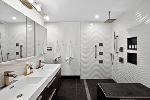 Shower, hair dryer, towels, soap - Stylish 3BR Home + Private Pool (Austin)