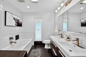 Shower, hair dryer, towels, soap - Stylish 3BR Home + Private Pool (Austin)
