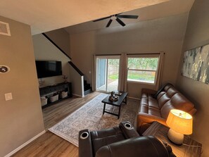 Smart TV, books - Charming home just minutes from the beach. Perfect coastal getaway to relax! (Atlantic Beach)